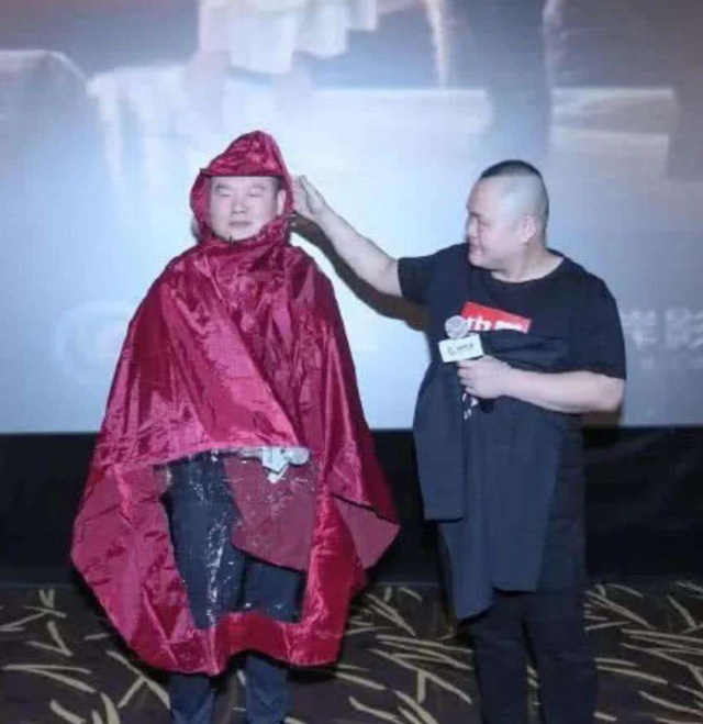 岳云鹏与撞脸烧烤哥见面，还穿同款雨衣为新片做宣传