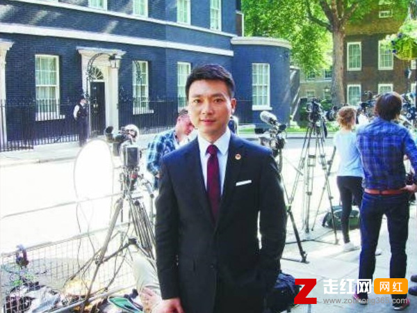 央视主持人康辉个人资料简介，与妻子刘雅洁一见钟情低调十几年