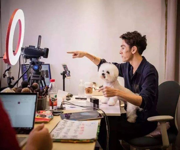 �������ֱ���� һ֧�ں����ܹ������ı�Ů�˻�͸��