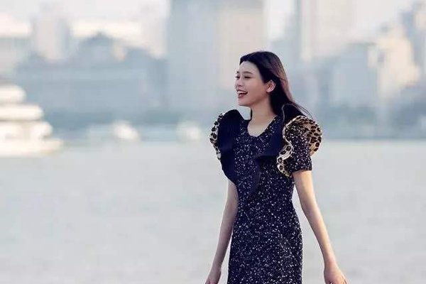 ������һ�������Ǯ ����͵���Ů�ǲ�ĺ�Զ��