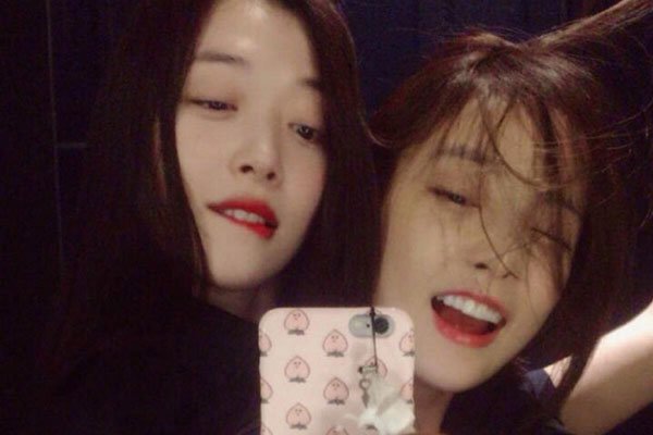 雪莉与具荷拉合照 两个人都选择自杀到底经历了什么