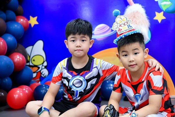 沙溢为胡可庆44岁生日 两个儿子还是那么年轻不容易出名