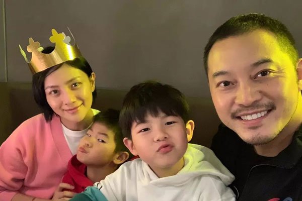 沙溢为胡可庆44岁生日 两个儿子还是那么年轻不容易出名