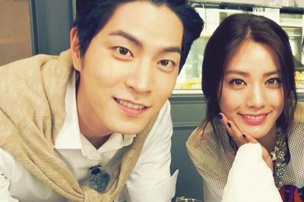 洪宗玄和金亚荣传绯闻是正常的,他们俩在一起组过假象夫妻嘛,但是洪