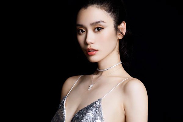 奚梦瑶早期真空抖胸视频真假 模特要求不用那么严谨