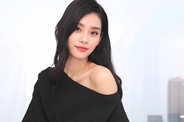 奚梦瑶早期真空抖胸视频真假 模特要求不用那么严谨