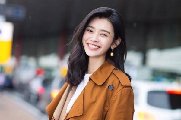 奚梦瑶早期真空抖胸视频真假 模特要求不用那么严谨