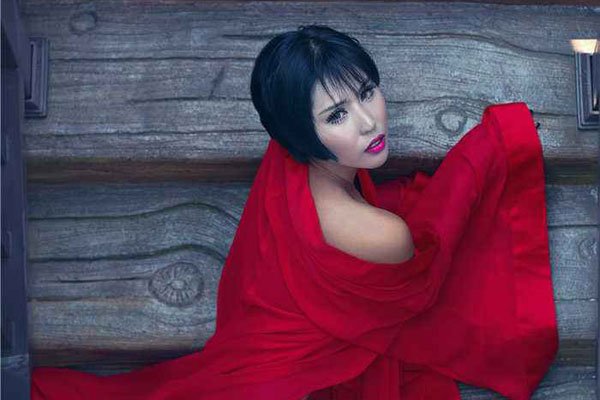 娜依灵儿收费视频是什么 推女郎捂胸的动作好诱人