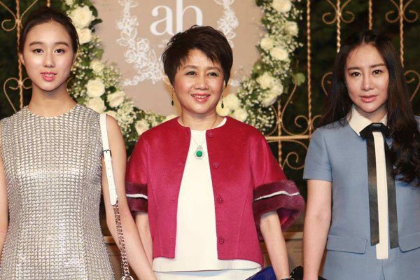 �������������ϼ�ͼƬ Ůǿ��Ҳ�ǲݸ���Ϯ�ɹ��䷶