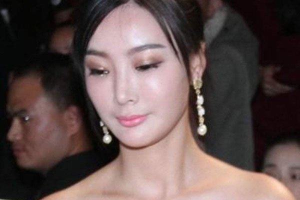 王李丹妮玩自己的奶 身材好就被说是三级女艺人