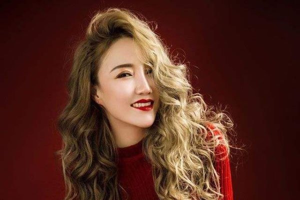 赵文静三点照怎么回事 以前土的直掉渣如今太洋气