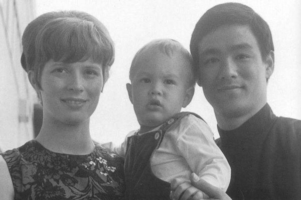 李小龙为什么背叛琳达 死在别的女人床上再也无法解释