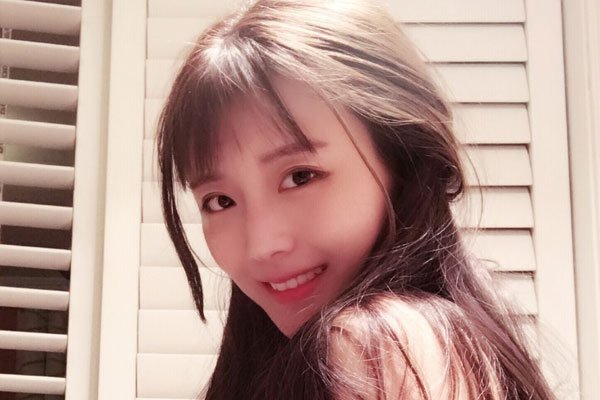 "小损样"只是她在网上的一个网名罢了,身为yy平台的美女主播,小损样