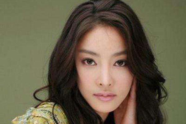 张紫(zǐ)妍四根齐下示意图 她代表韩国娱乐圈的肮脏