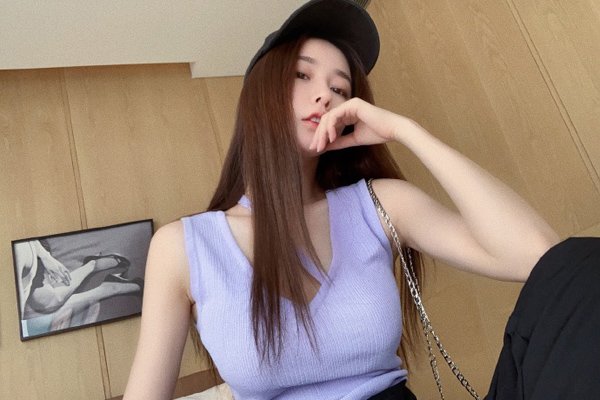 抖音里一个胸特别大的id fox严谨恰到好处的乳房相映成趣