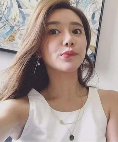 还曾经因为在直播间掀开球衣而成为话题焦点,当时身穿23号球衣的美娜