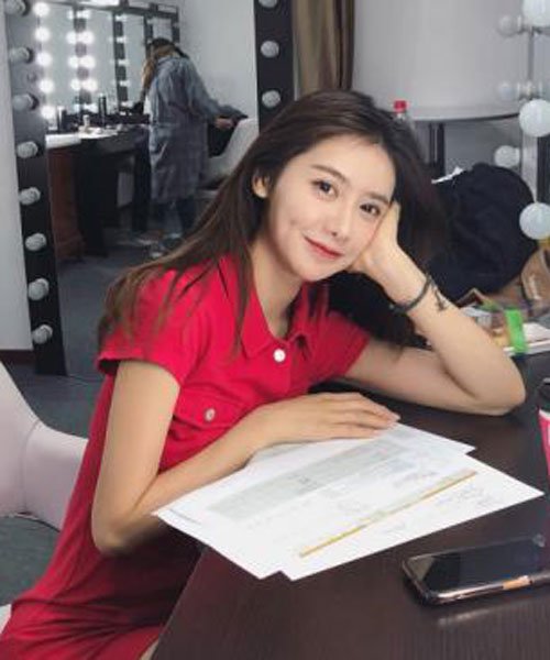 美娜掀球衣了是太激动了还是给粉丝放福利