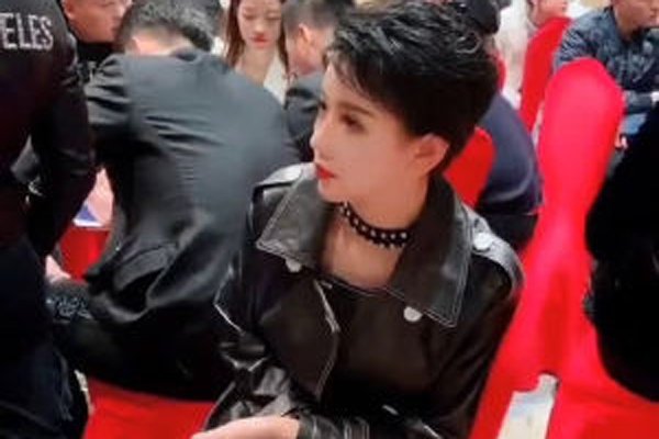 ���ְ���Ϫ���� ˧���ĸ���Ů����