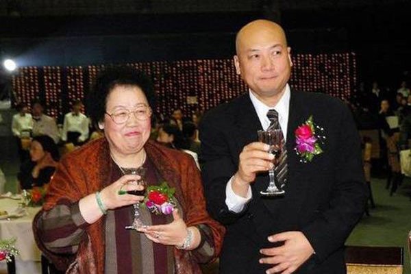 迟重瑞结过几次婚 结婚时候老婆已经(jīng)50多没孩子