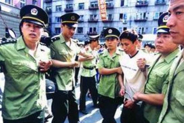 东北刘涌和一线女明星是谁 几十个女人投怀送抱很主动