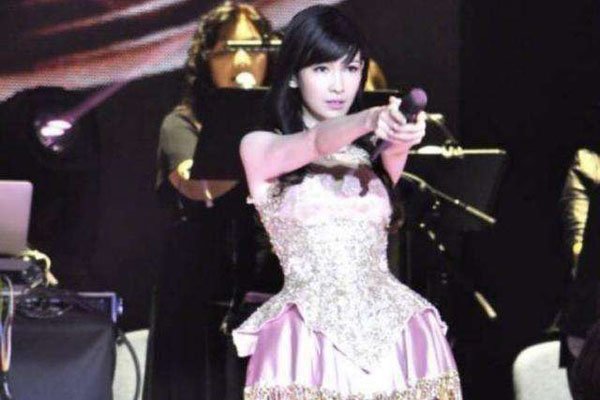 �ܻ������泪����һ�� ����̫ͻ����һ���Ӿ��ϳ���