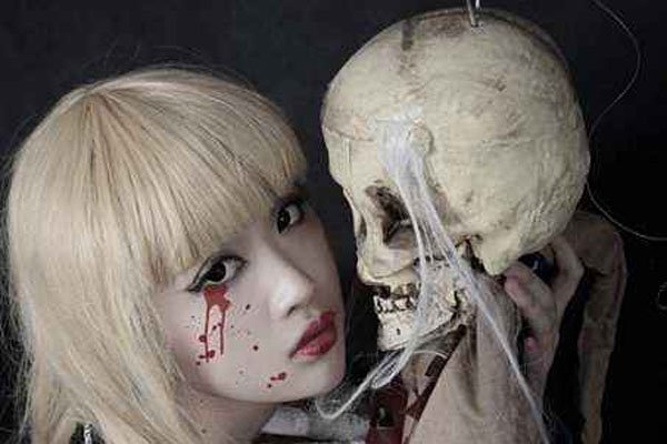 妹妹背着洋娃娃图片恐怖片 姐姐和妹妹以及娃娃的鬼故事