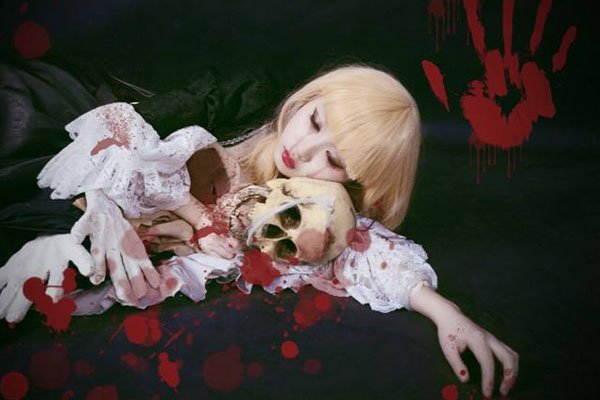 妹妹背着洋娃娃图片恐怖片 姐姐和妹妹以及娃娃的鬼故事