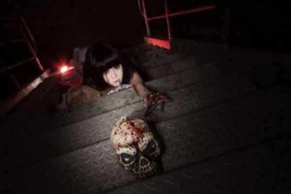 妹妹背着洋娃娃图片恐怖片姐姐和妹妹以及娃娃的鬼故事2