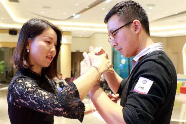 ��Լ������ļٵ� ���Ž����ѵ����ʵ��ȴ��Լ��