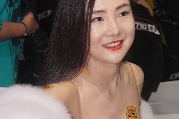 干露露人体艺术为了红不知道被占了多少便宜 走红网