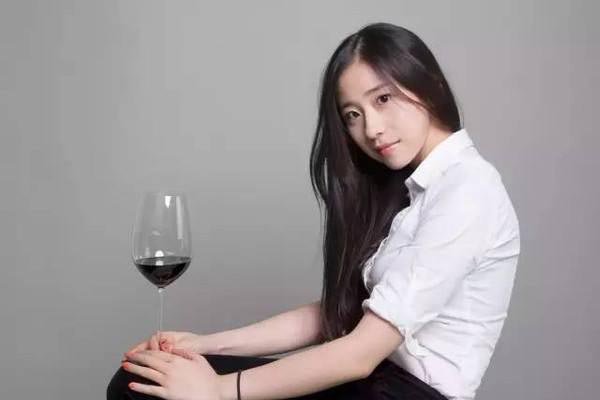 王胜寒个人资料年龄就是不做红酒也会成为名人的