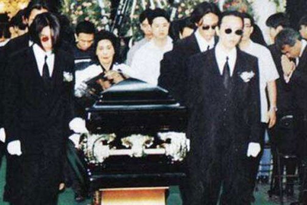 黄家驹怎么出意外的 他死后红极一时的乐队也因此解散