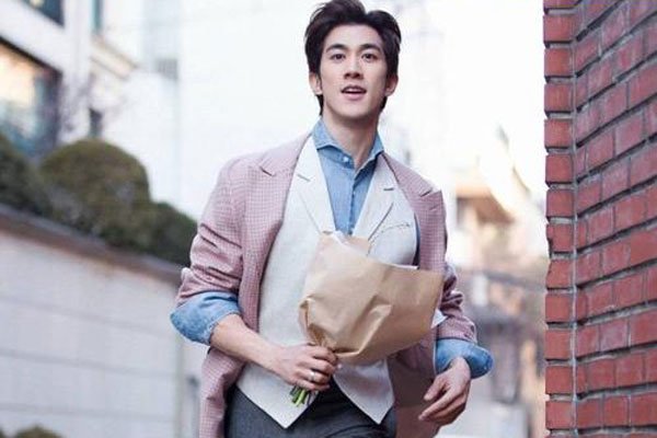 李治廷西裤凸激厉害图 身材矮小要不然早就被范冰冰看上了