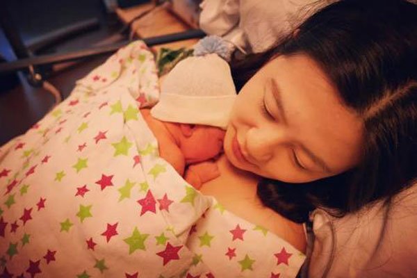 ι�̽���˭ Ϊ�˳�������չʾĸ��