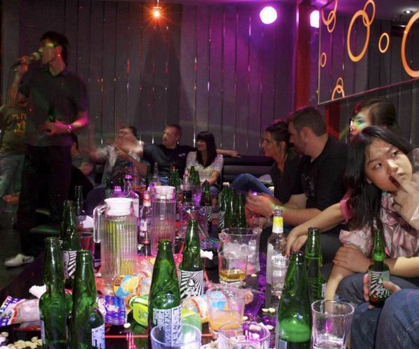 ktv陪唱暗示去厕所 酒 音乐 激情要出事了