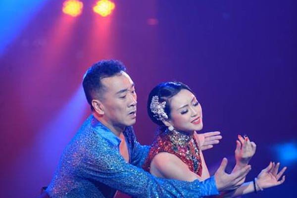 巩(gǒng)新(xīn)亮舞林大会舞蹈 金星毫不留情的告诉她不适合跳舞