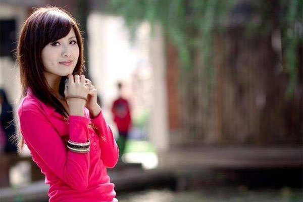 简晓育丝袜照片及资料 自身锻炼的好身材也出彩