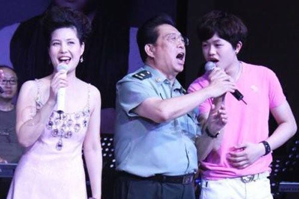 ����һ��Ů�������ʵ��Ƭ �ƾ�Ů�ɺ͸��ٵ���������ս