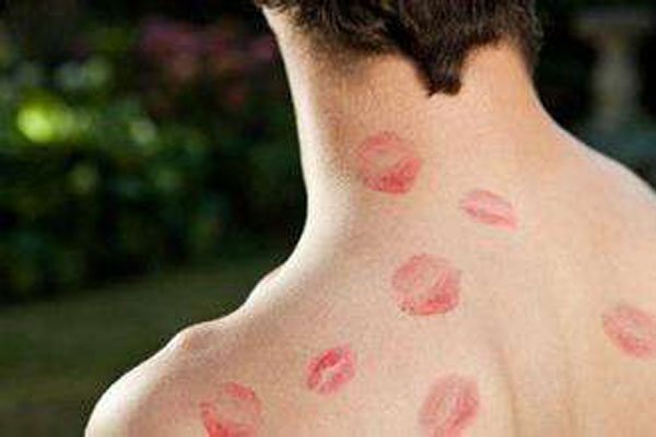 在胸上种草莓有害吗 热恋中的情侣一定要注意动作幅度