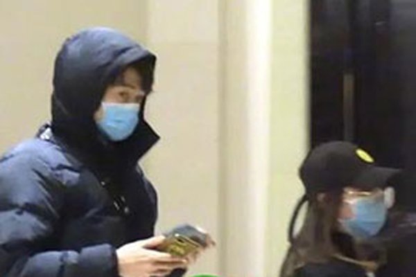 κ��ѫ��������һ����� ��ͬ������һ�ҾƵ��ſ�