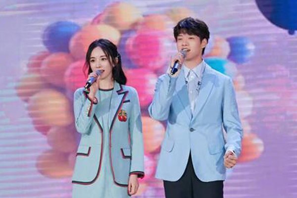 κ��ѫ��������һ����� ��ͬ������һ�ҾƵ��ſ�