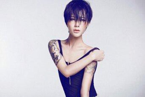 ʱʫ������Ů �����һ��Ů�˱�����һ������