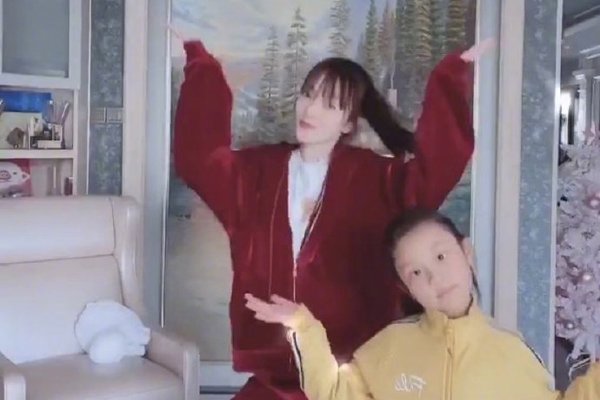 李小璐小区跳舞视频怎么回事 和小男友是有共同爱好的