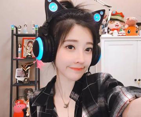 冯提莫不雅照真实吗 已成斗鱼过去式在自我炒作吗