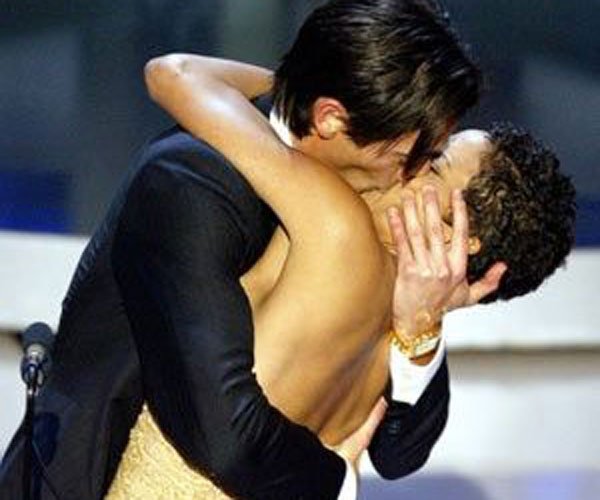 哈利贝瑞奥斯卡被强吻 画面感超强一脸懵逼满脑子的tmd