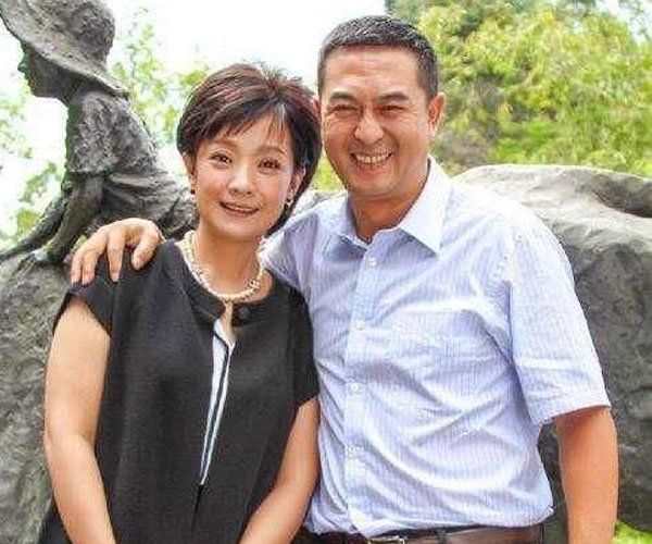 张嘉译的老婆是谁 这两人太有夫妻相了