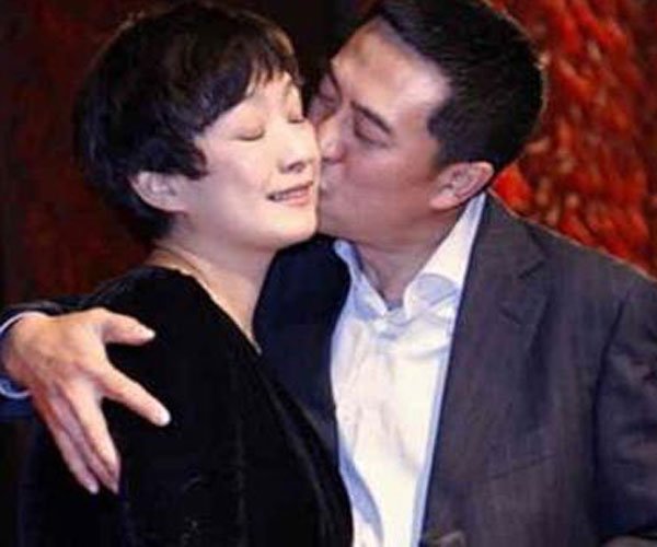 张嘉译的老婆是谁 这两人太有夫妻相了