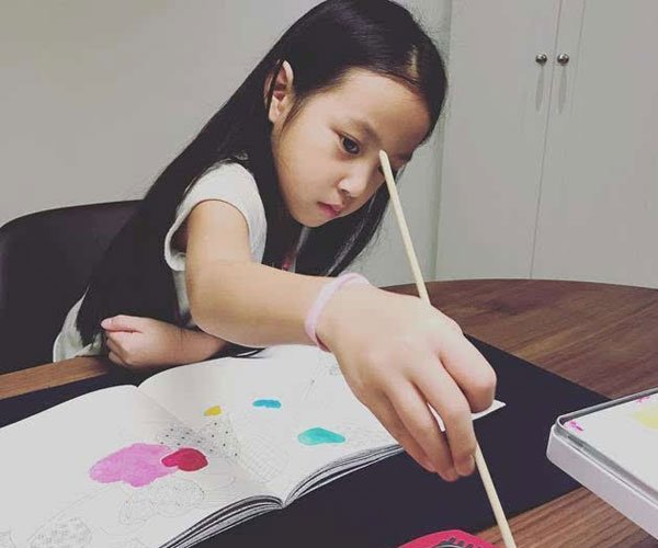 小四月许市长对比 许宗衡和赵薇女儿对比照什么意思