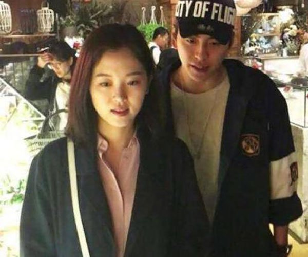 王大陆搂肩女助理 独处他们都做了什么