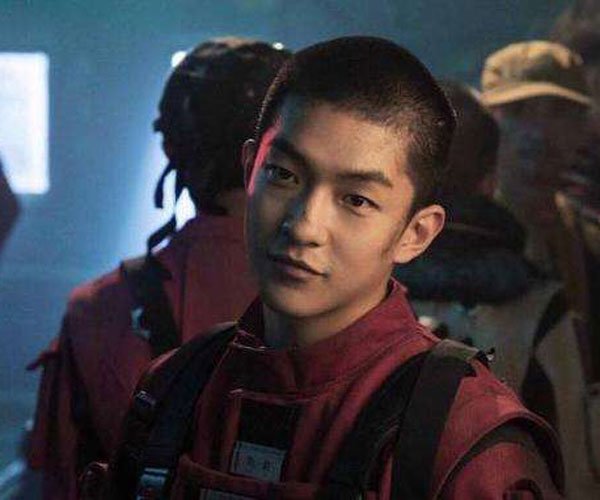 也因为作品的知名度让屈楚萧这个男主角进入到了大众的视野.